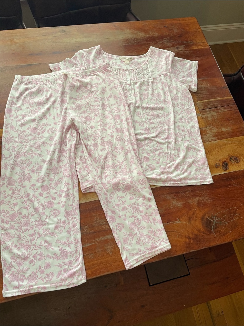 Laura Ashley Women Floral Pink Short Sleeve Pajama Set with Capri Pants